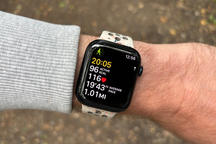 تظهر بيانات التمرين على Apple Watch Series 9.